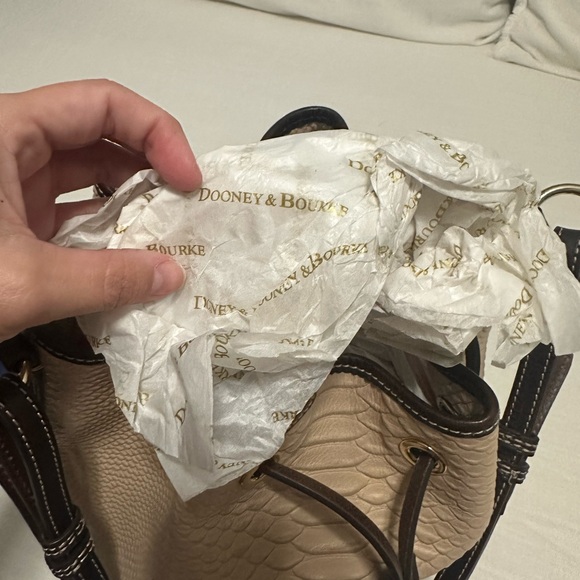 Limited Edition Dooney and Bourke drawstring bucket bag in Alligator - Picture 9 of 13